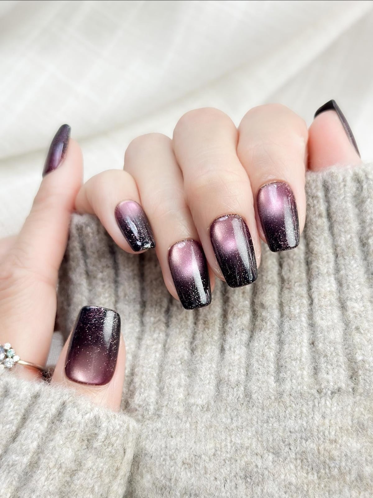 Medium Almond Taupe Silver Cat Eye With кошачий глаз Medium Almond Taupe Silver Cat Eye With кошачий глаз — Cat Eye Nail Art