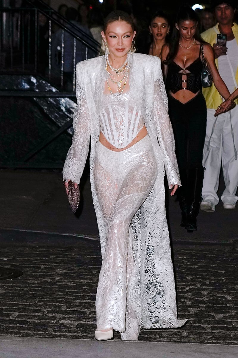 Monochromatic White Lace Ensemble — Celebrities Dresses