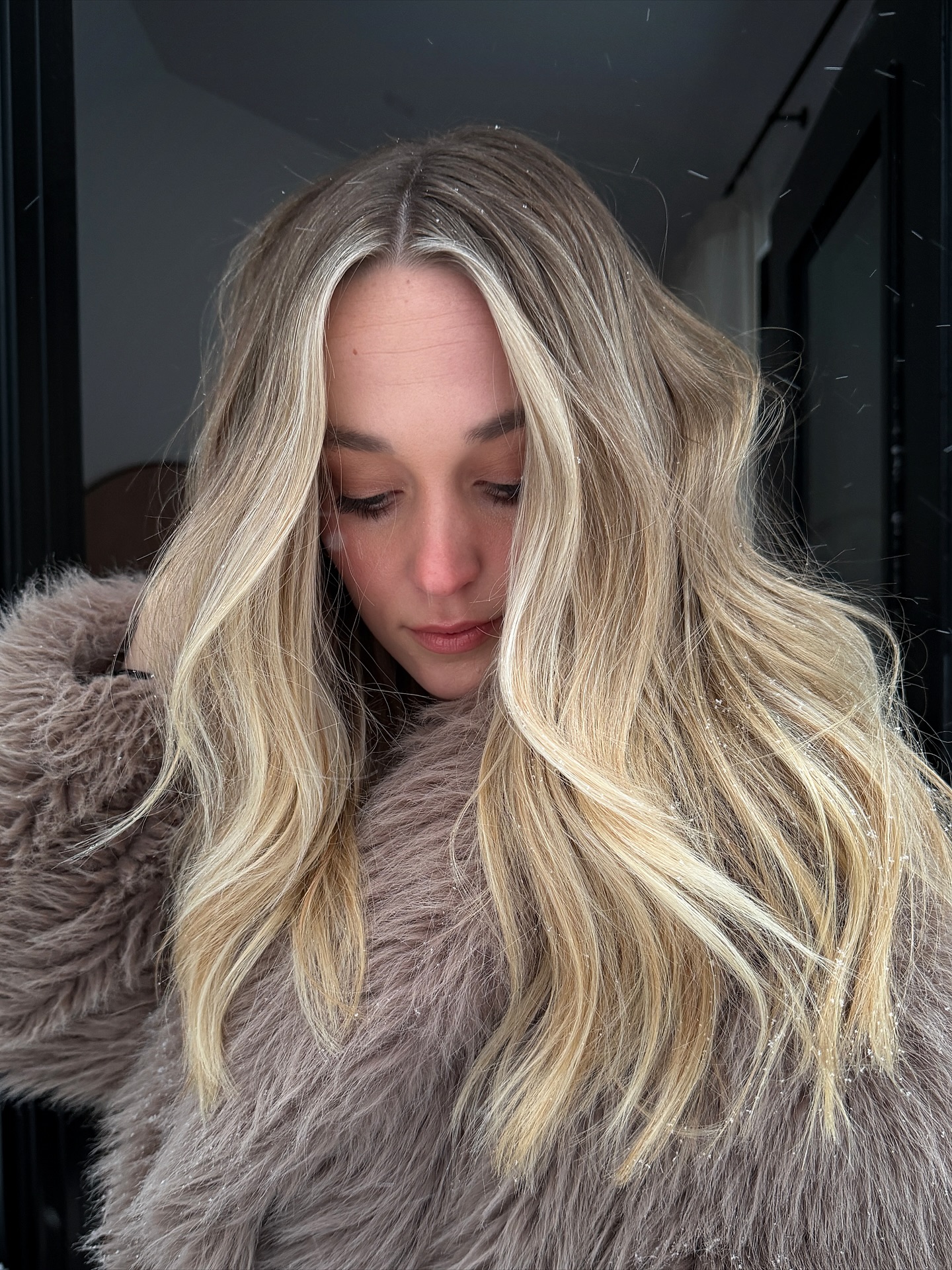 Champagne Blonde Waves With Face-Framing Highlights
