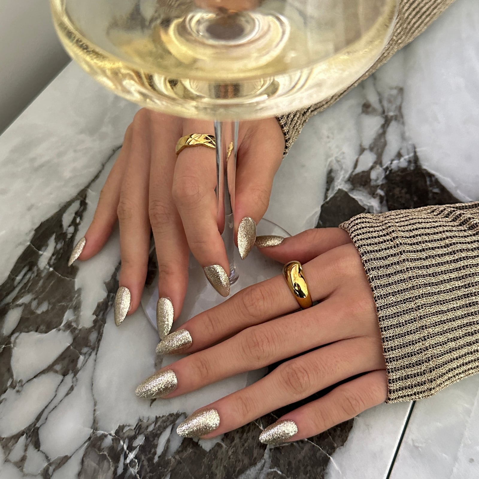 Pale Gold Glitter Full Cover Short Almond Nails Pale Gold Glitter Full Cover Short Almond Nails — Champagne Nails