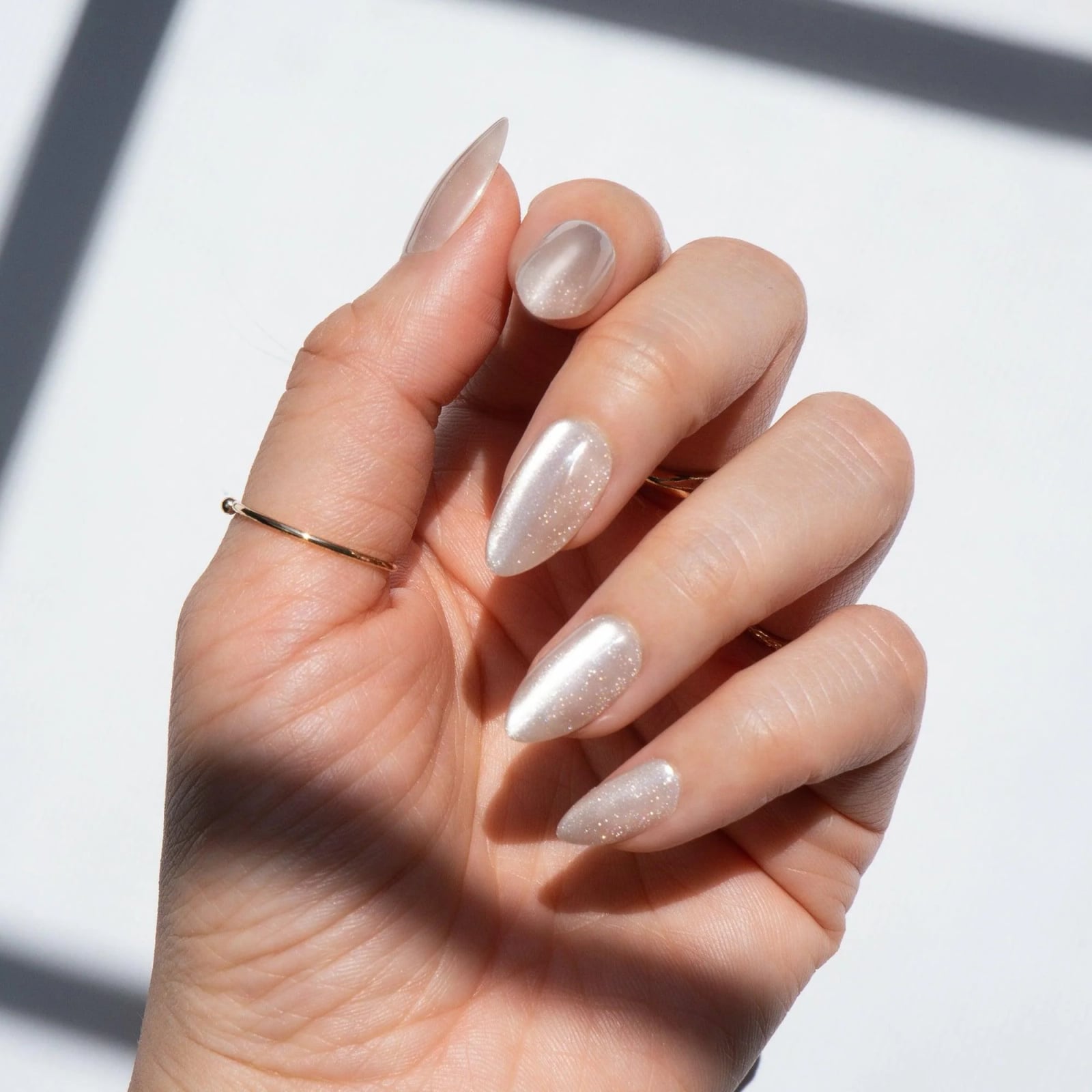 Pale Champagne Shimmer Short Oval Nails Pale Champagne Shimmer Short Oval Nails — Champagne Nails