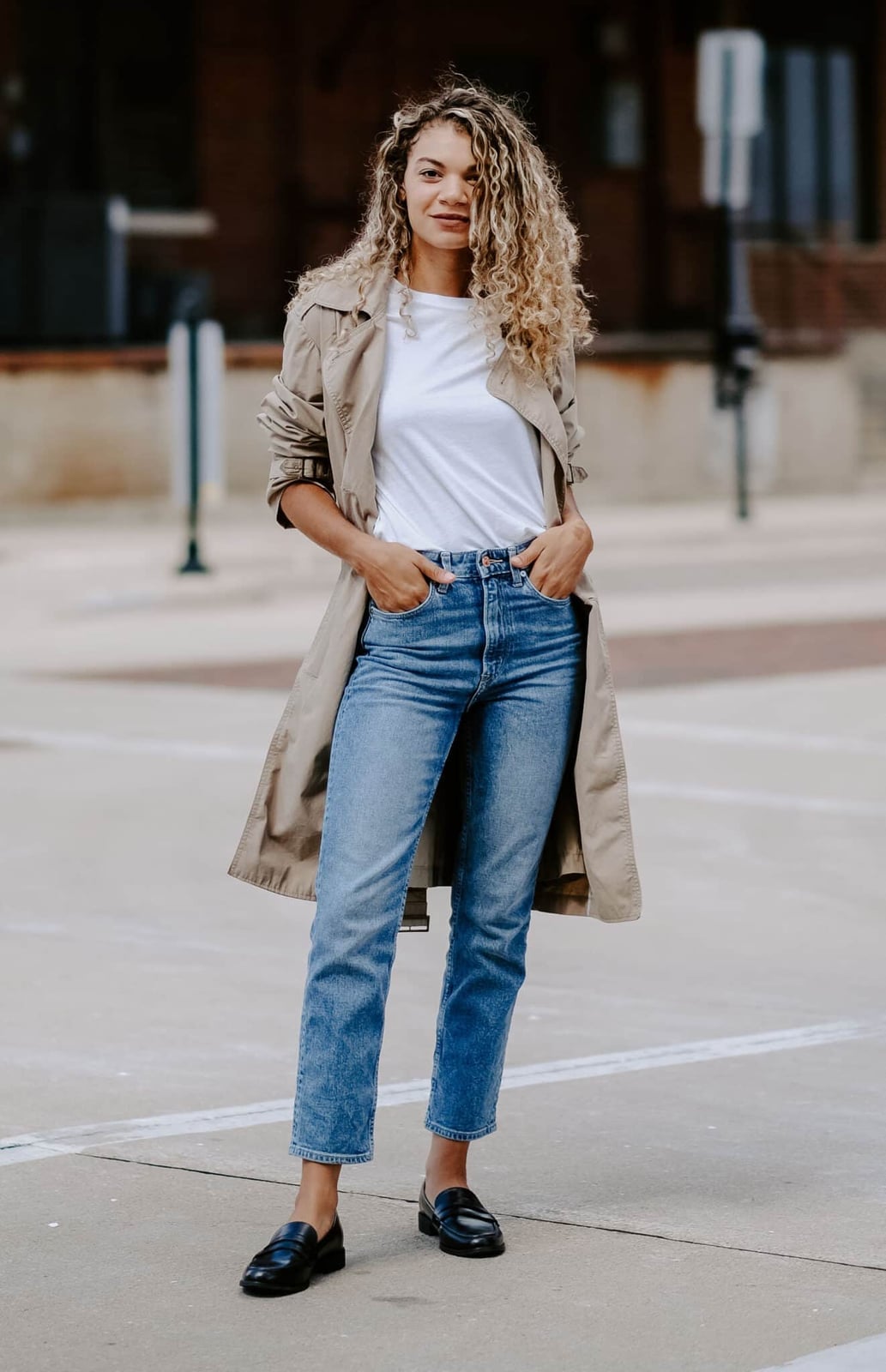 Beige Trench Coat with Straight-Leg Jeans Beige Trench Coat with Straight-Leg Jeans — Chic Style