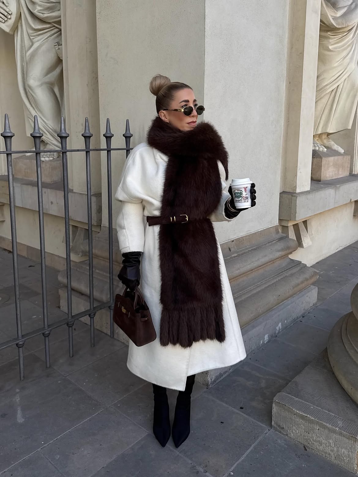 Chic White Coat With Luxe Fur Scarf