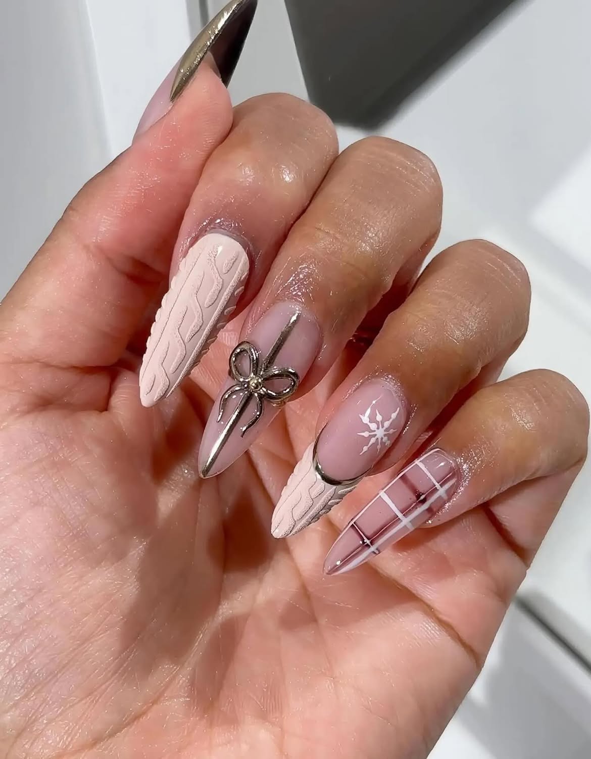 Chic Winter Plaid & Cable Knit Stiletto Nails