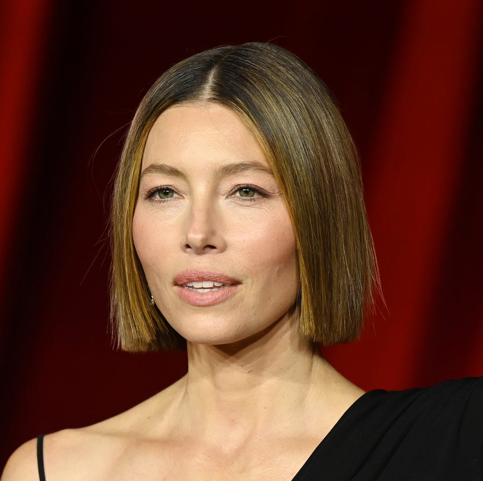 Brown Bob With Subtle Blonde Highlights Brown Bob With Subtle Blonde Highlights — Chin Length Bob