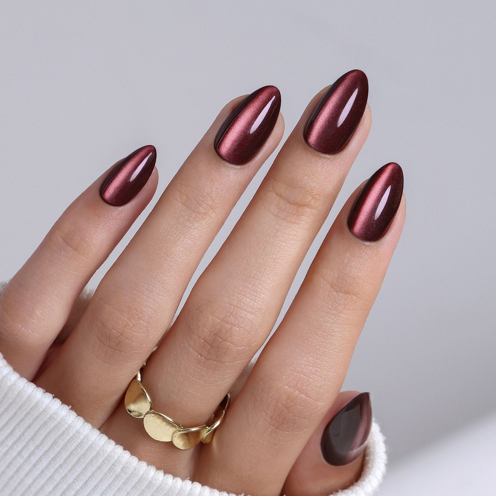 Subtle Red Undertone Chocolate Cat Eye Subtle Red Undertone Chocolate Cat Eye — Chocolate Nails