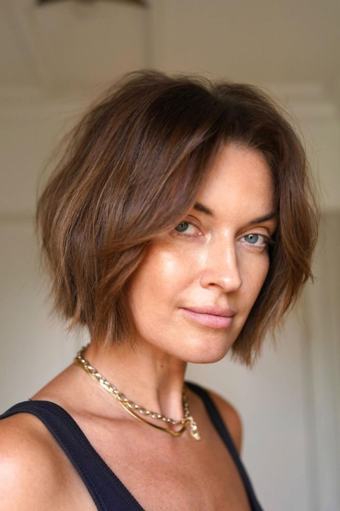 Brown Bob With Curtain Bangs and Subtle Highlights Brown Bob With Curtain Bangs and Subtle Highlights — Choppy Bob Hairstyles