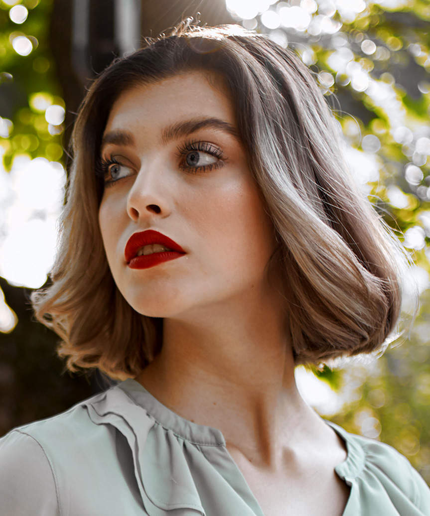 Chin Length Bob With Flipped Ends and Blonde Highlights Chin Length Bob With Flipped Ends and Blonde Highlights — Choppy Bob Hairstyles