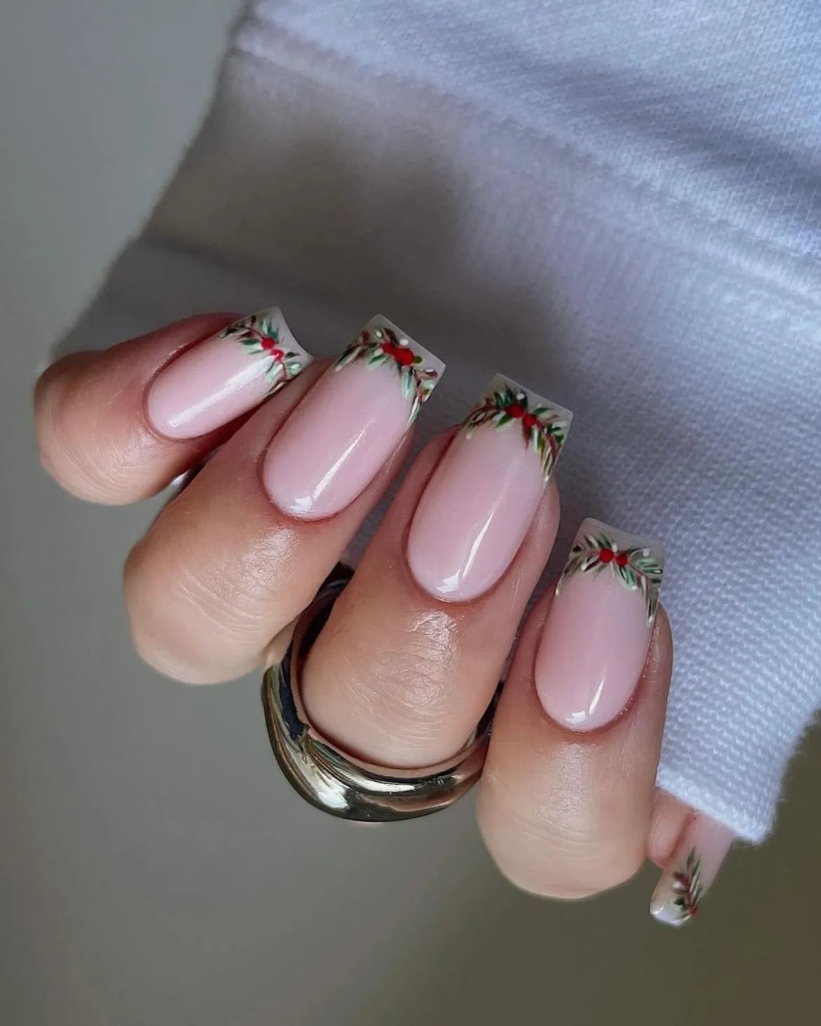 Medium Oval Holly Berry Garland French Tips — Christmas French Tips