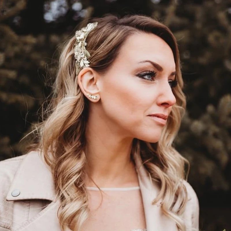 Blonde Collarbone Waves With Gold Accessory — Christmas Hairstyles