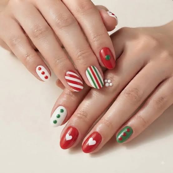 Stripes Dots Hearts Short Oval Nails Stripes Dots Hearts Short Oval Nails — Christmas Nails