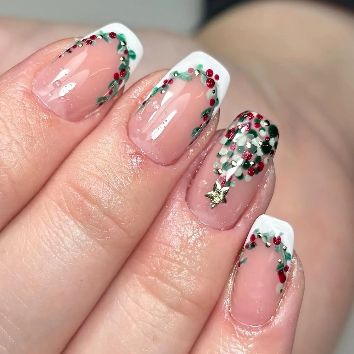 Short Square White French Tip With Holly Glitter Short Square White French Tip With Holly Glitter — Christmas Nails Green and Red