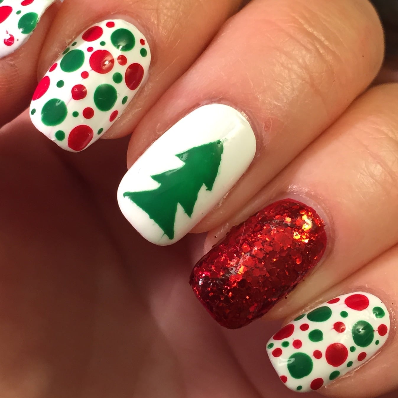 Short Oval Polka Dot Christmas Nails Short Oval Polka Dot Christmas Nails — Christmas Nails Green and Red