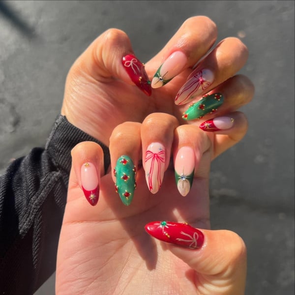 Long Stiletto Nails With Red Green Bows and Gold Studs Long Stiletto Nails With Red Green Bows and Gold Studs — Christmas Nails Green and Red