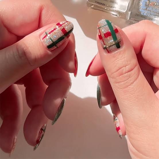 Medium Oval Glitter Plaid Nails Medium Oval Glitter Plaid Nails — Christmas Nails Green and Red