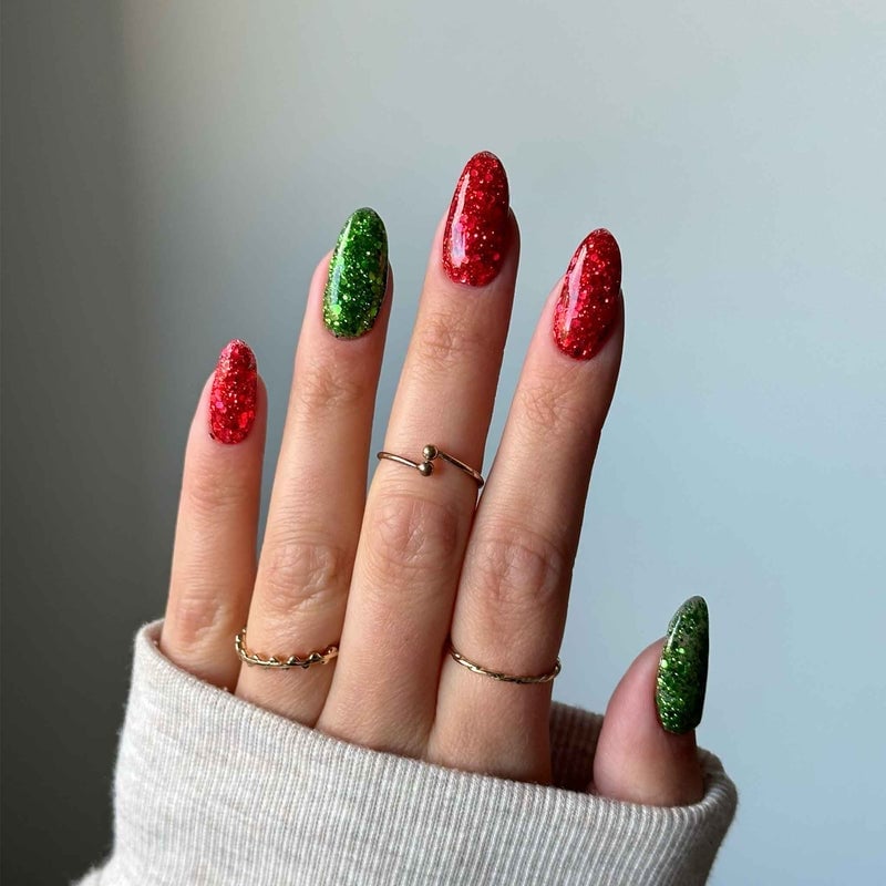 Medium Oval Dense Glitter Red Green Nails, Solid Color Medium Oval Dense Glitter Red Green Nails, Solid Color — Christmas Nails Green and Red