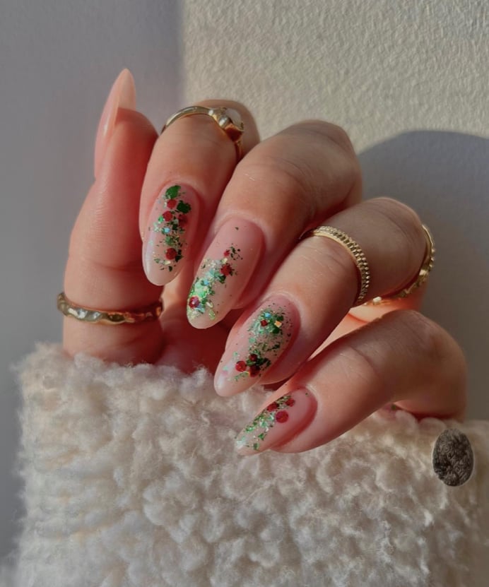 Medium Oval Nude With Glitter Embellishments, овальный Medium Oval Nude With Glitter Embellishments, овальный — Christmas Nails Green and Red