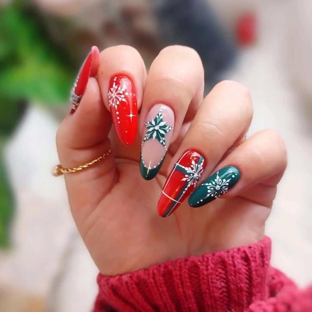 Short Oval Red Green Gift Wrap Nails Short Oval Red Green Gift Wrap Nails — Christmas Nails Green and Red