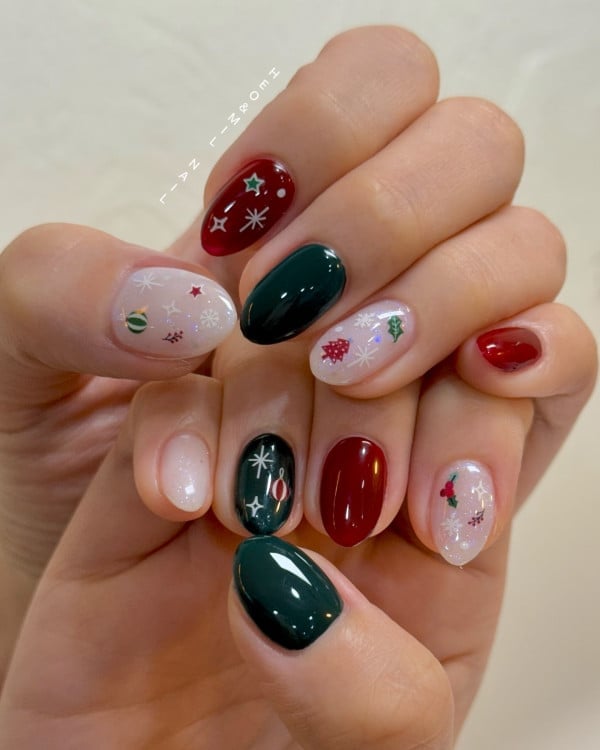 Short Oval Christmas Motif Nails Short Oval Christmas Motif Nails — Christmas Nails Green and Red