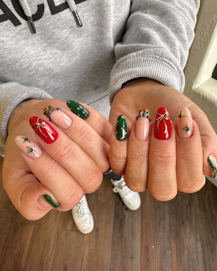 Medium Almond Green Nails With Red Bows and Jewels, подарки с бантами Medium Almond Green Nails With Red Bows and Jewels, подарки с бантами — Christmas Nails Green and Red