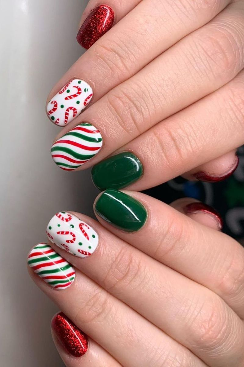 Short Oval Dark Green Candy Cane Dot Nails, Close-Up Take — Christmas Nails Short