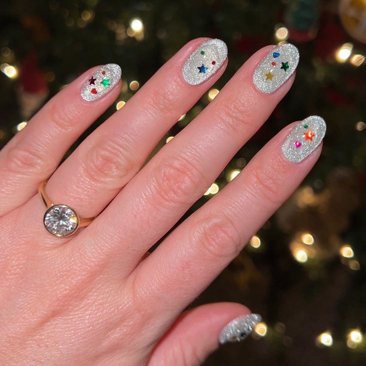Short Oval Silver Glitter Star Accent Nails — Christmas Nails Short