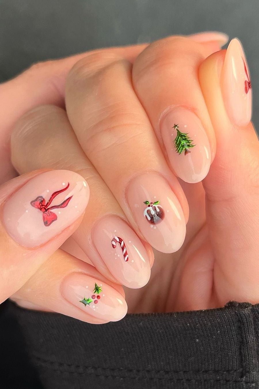 Short Oval Tiny Christmas Motifs — Christmas Pink Nails