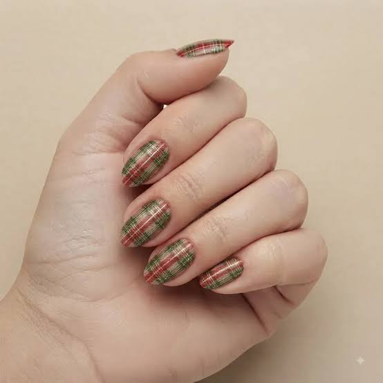 Medium Almond Classic Green Red Beige Plaid — Christmas Plaid Nails