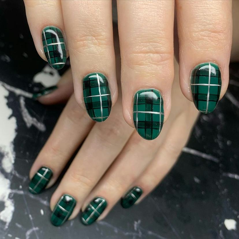 Short Oval Deep Green Black Plaid Nails — Christmas Plaid Nails