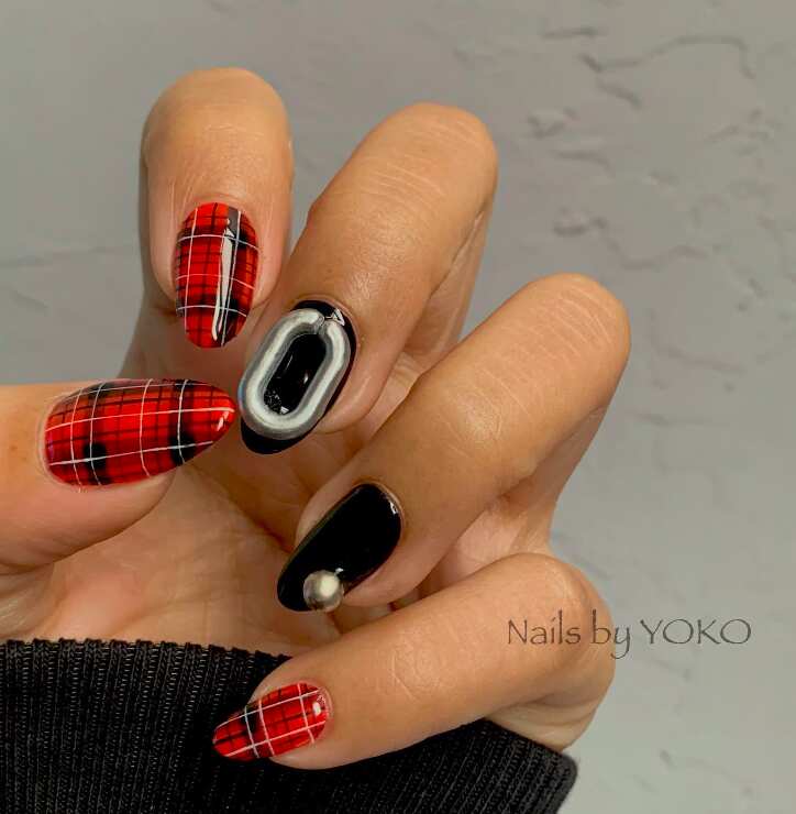 Short Oval Red Black White Plaid Nails — Christmas Plaid Nails