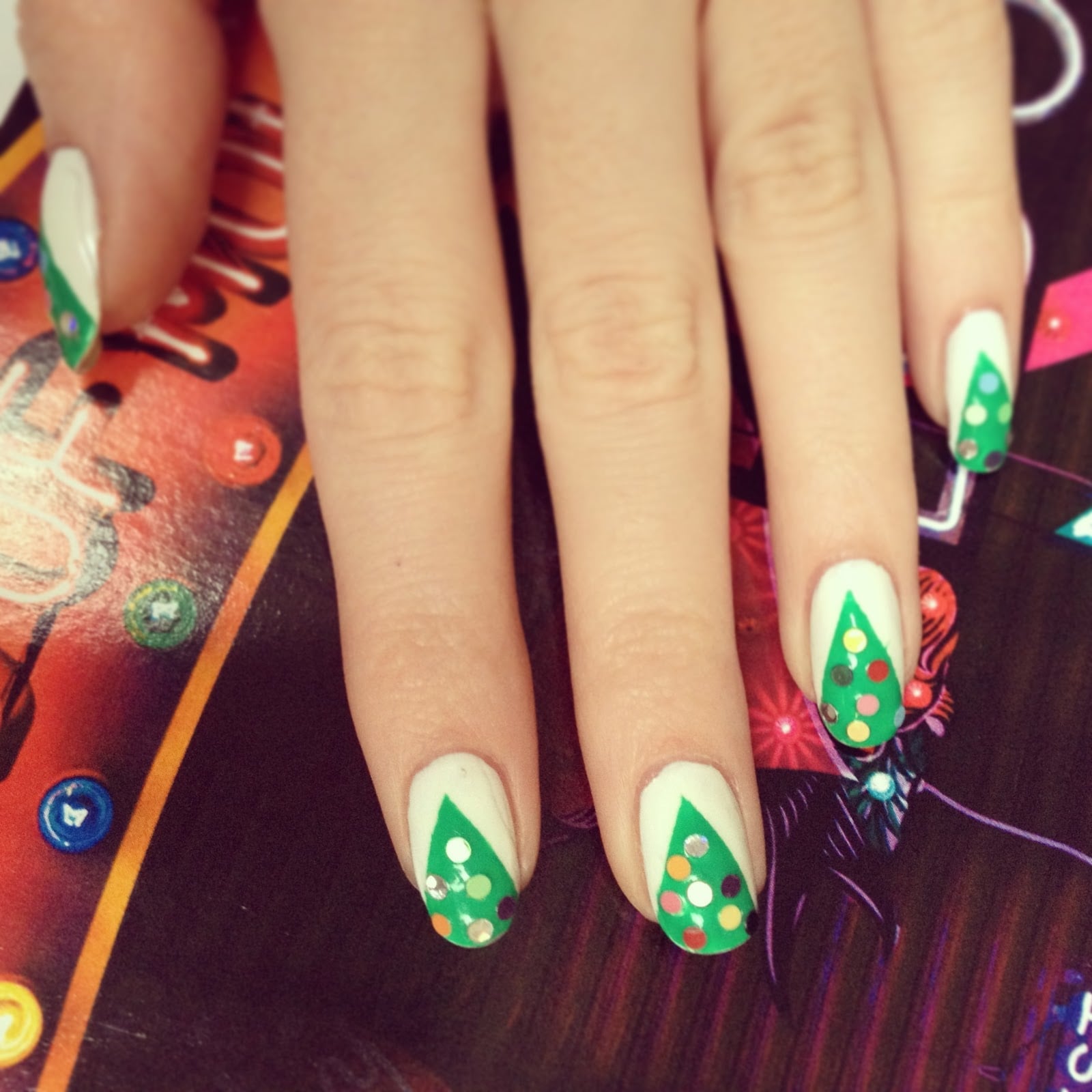 Christmas Red Oval Press-On Nails — Christmas Tree Nails