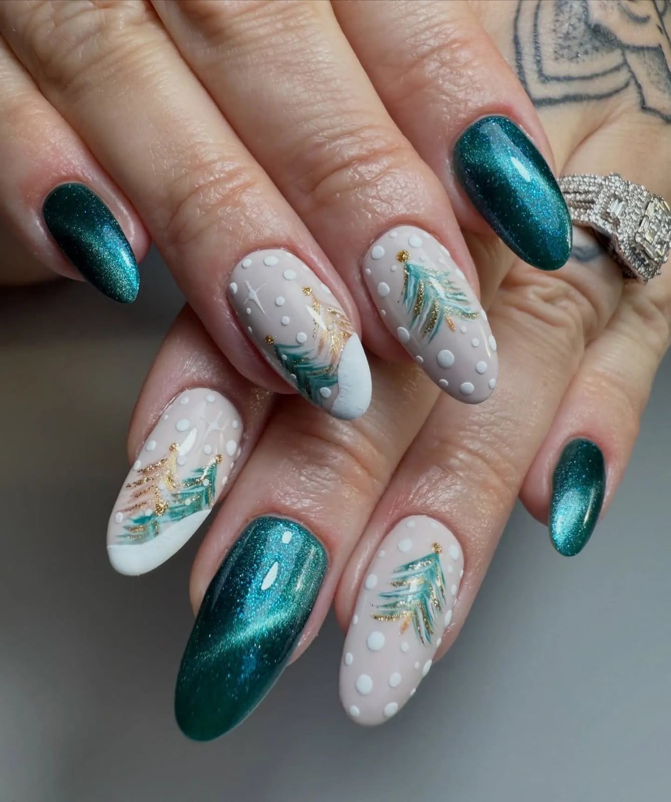 Long Almond Cat-Eye Green Nails With Painted Trees, длинный миндаль — Christmas Tree Nails