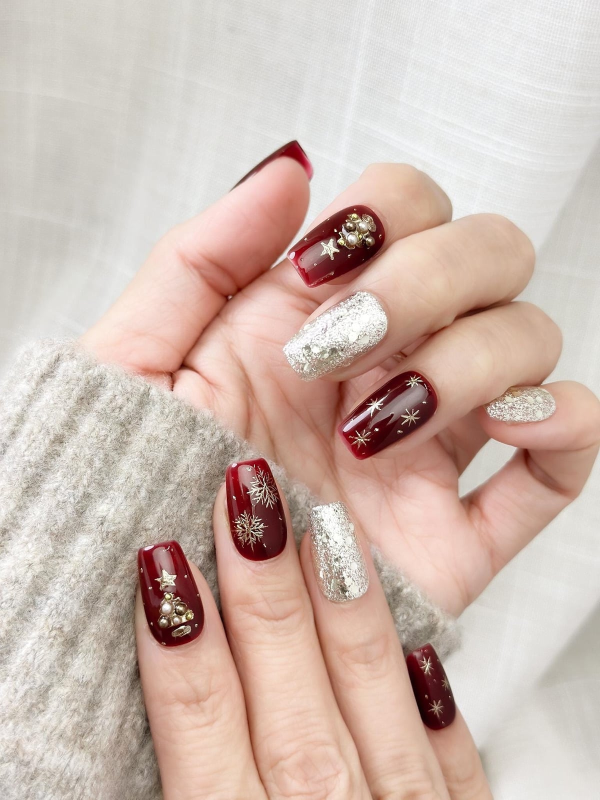 Medium Coffin Nails Deep Red With Silver Glitter — Christmas Tree Nails