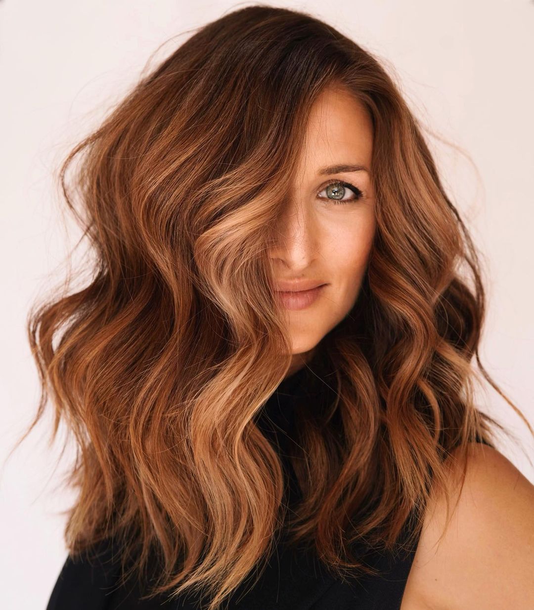 Mid-Back Waves With Honey Highlights Mid-Back Waves With Honey Highlights — Cinnamon Hair