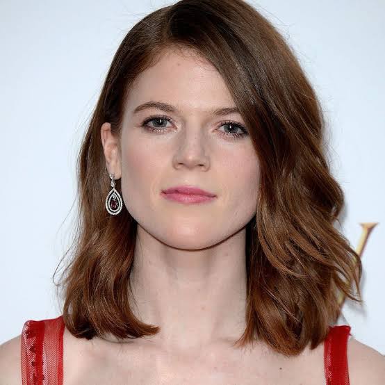 Collarbone Lob With Curtain Bangs and Soft Waves Collarbone Lob With Curtain Bangs and Soft Waves — Cinnamon Hair