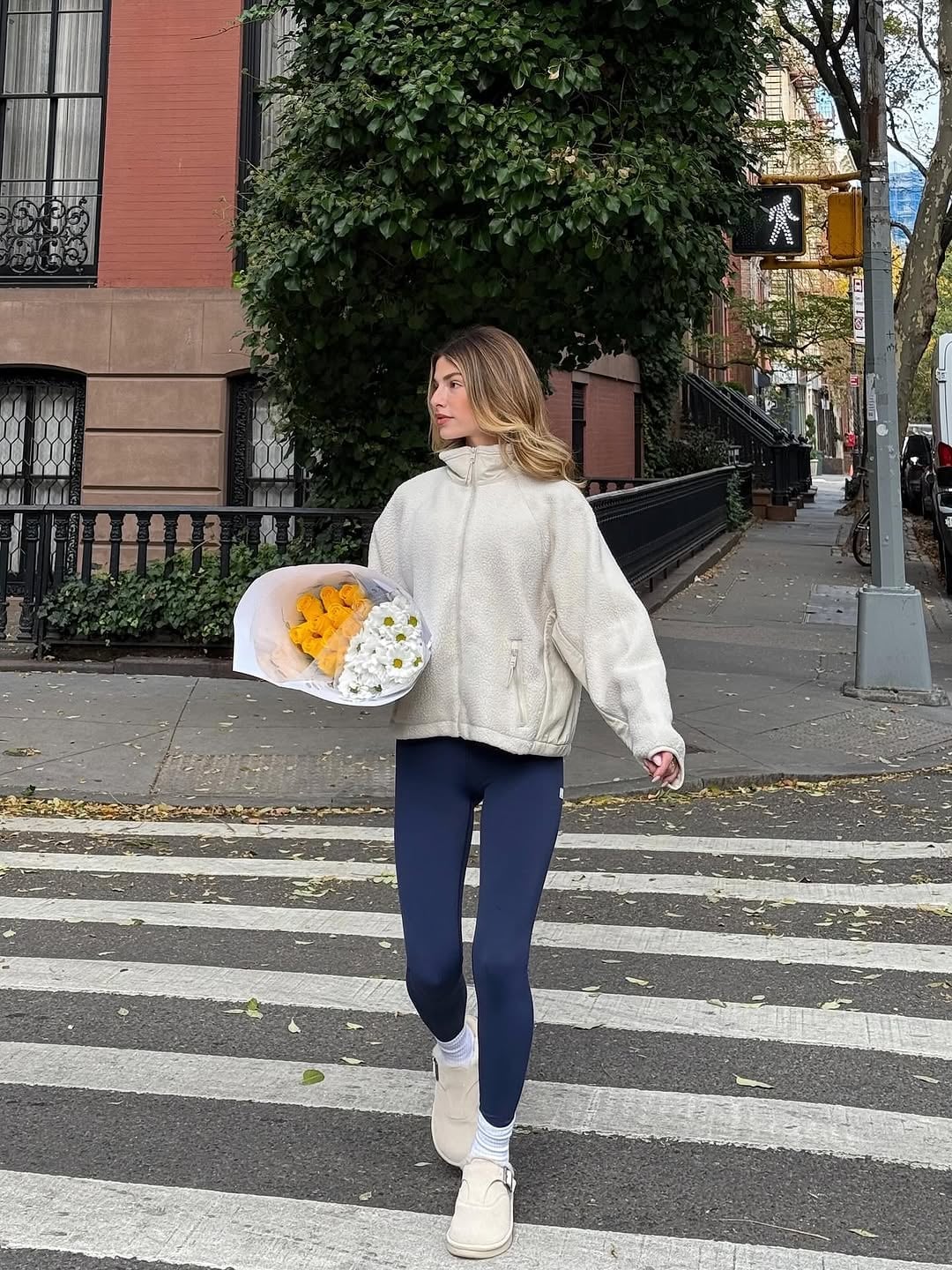 Beige Clogs with Fleece Jacket and Leggings Beige Clogs with Fleece Jacket and Leggings — Clogs Outfits