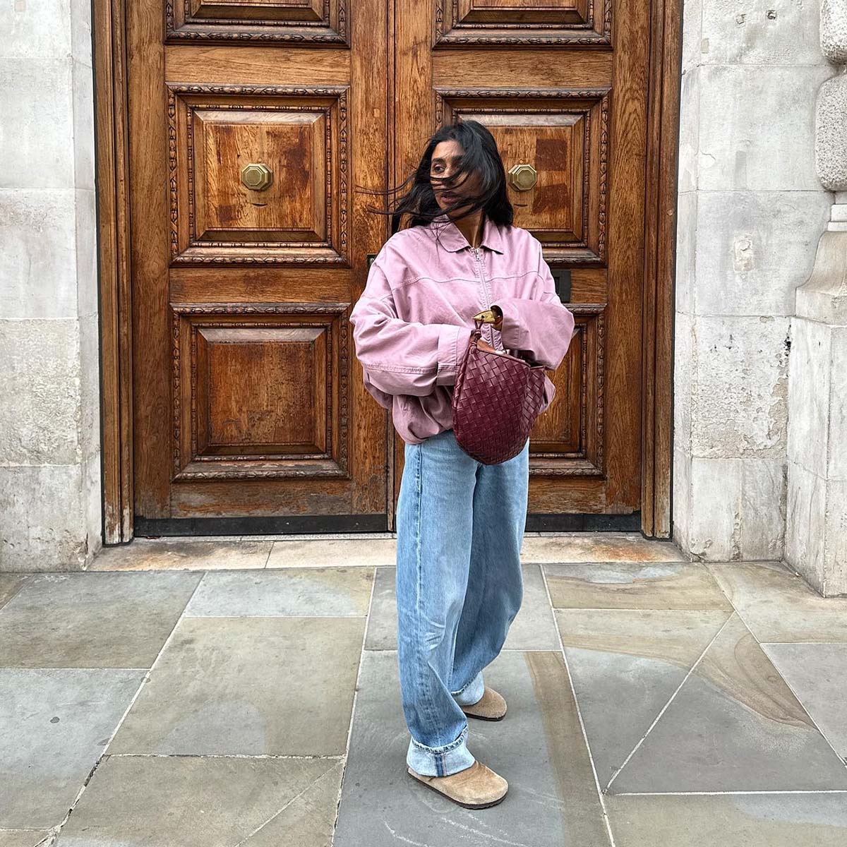 Tan Clogs with Pink Oversized Shirt and Jeans Tan Clogs with Pink Oversized Shirt and Jeans — Clogs Outfits