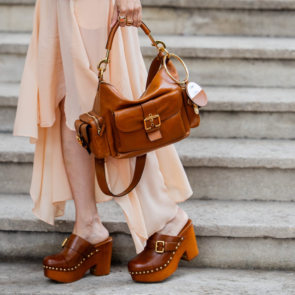 Platform Clogs with Flowy Dress and Lightweight Woven Fabric Platform Clogs with Flowy Dress and Lightweight Woven Fabric — Clogs Outfits
