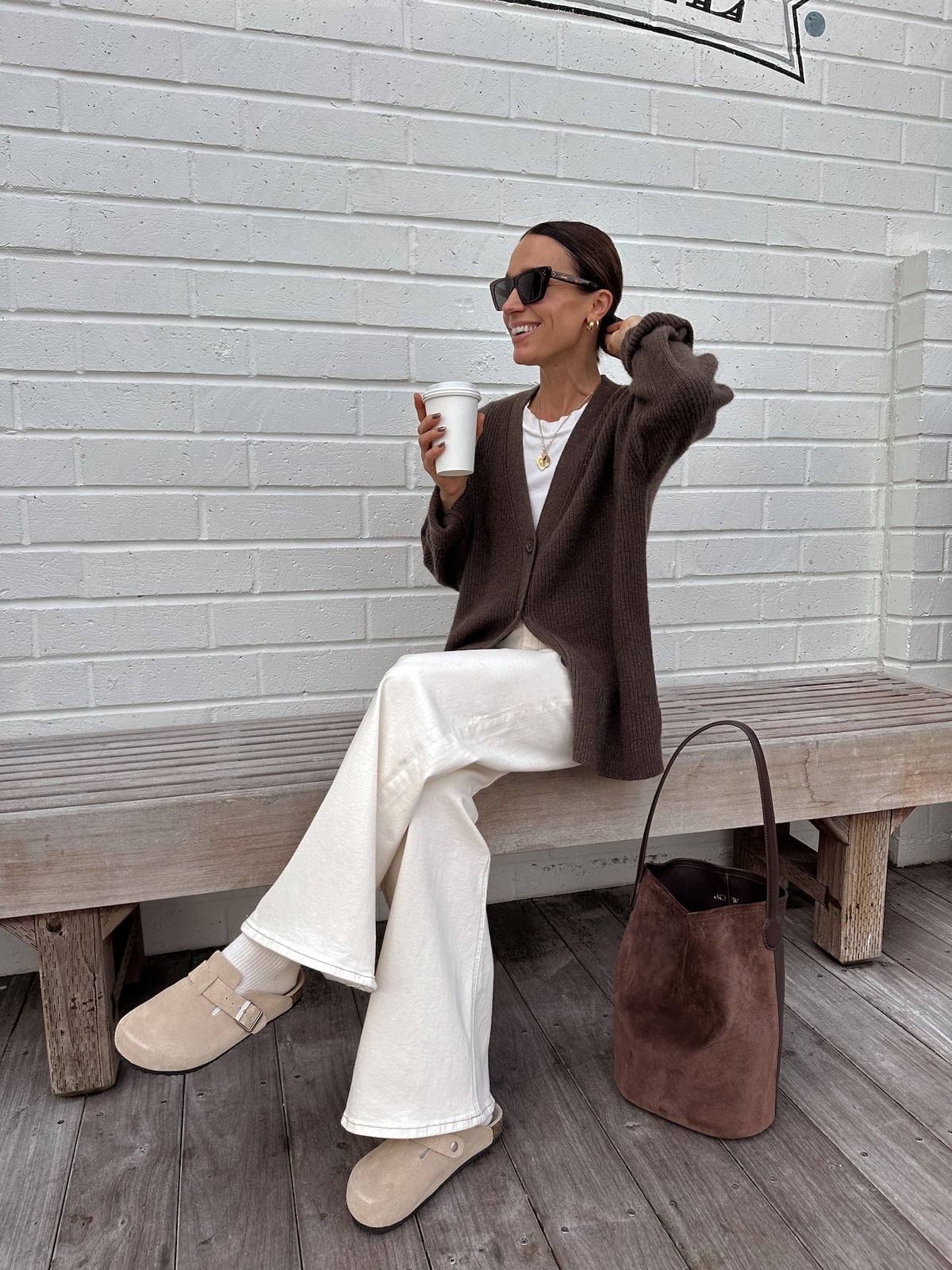 Casual Beige Clogs with Wide-Leg Trousers Casual Beige Clogs with Wide-Leg Trousers — Clogs Outfits