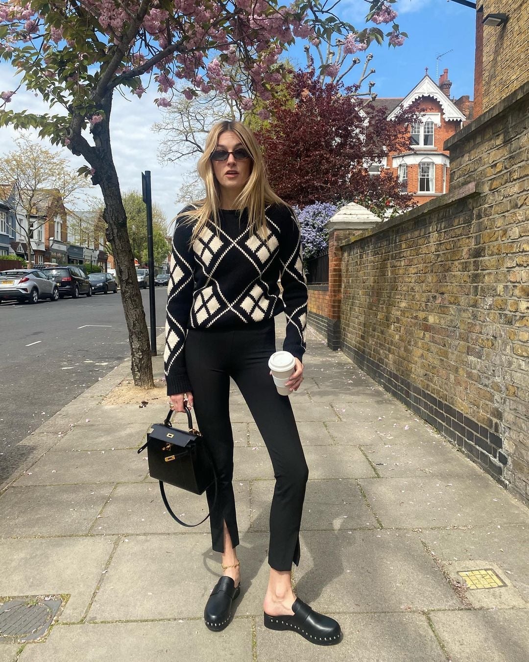 Monochromatic Black Clogs and Slim Trousers Monochromatic Black Clogs and Slim Trousers — Clogs Outfits