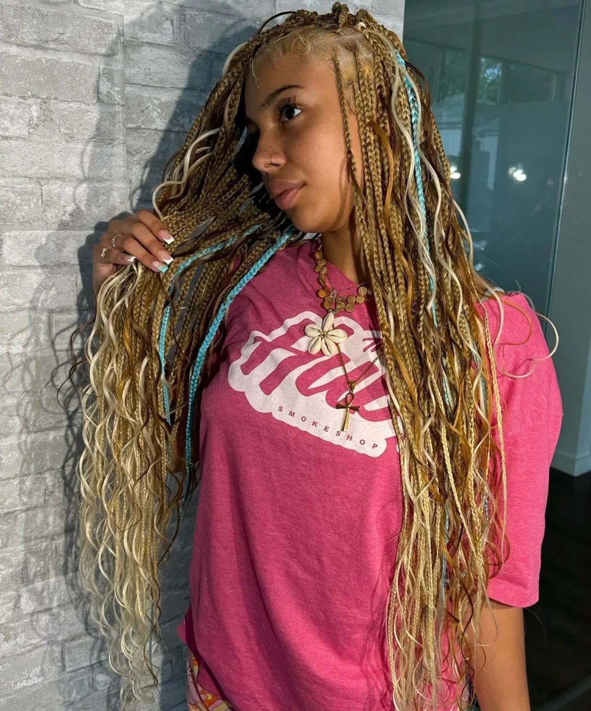 Mid-Back Box Braids With Blue Accents And Curly Ends Mid-Back Box Braids With Blue Accents And Curly Ends — Color Braids