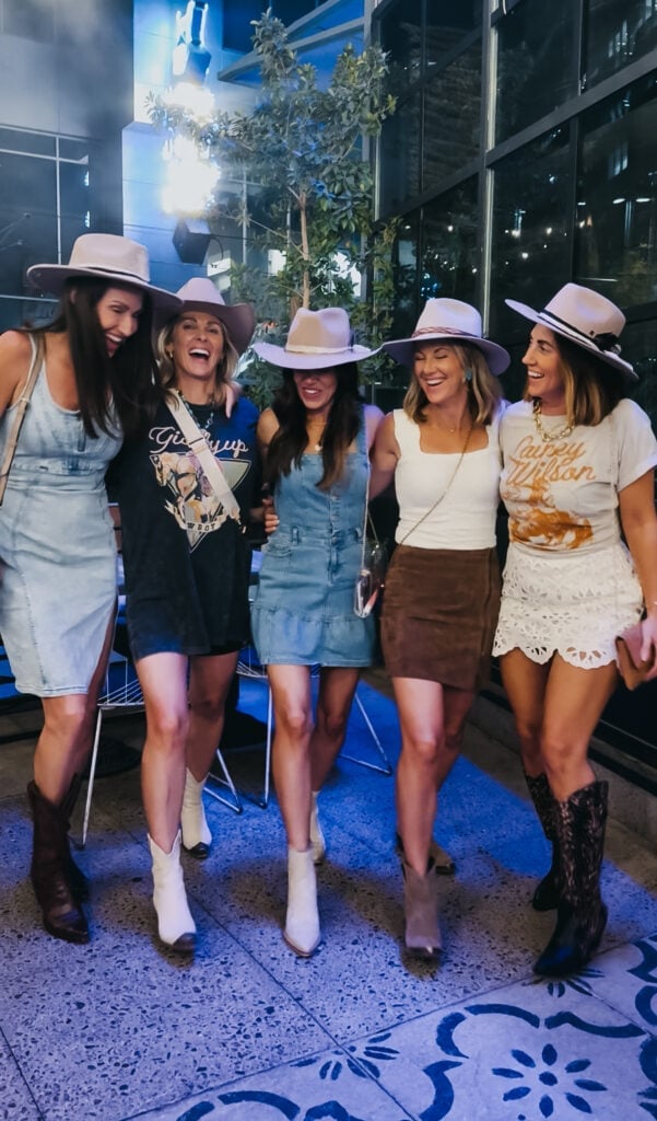 Group Country Concert Style With Cowboy Hats — Country Concert Outfits Ideas