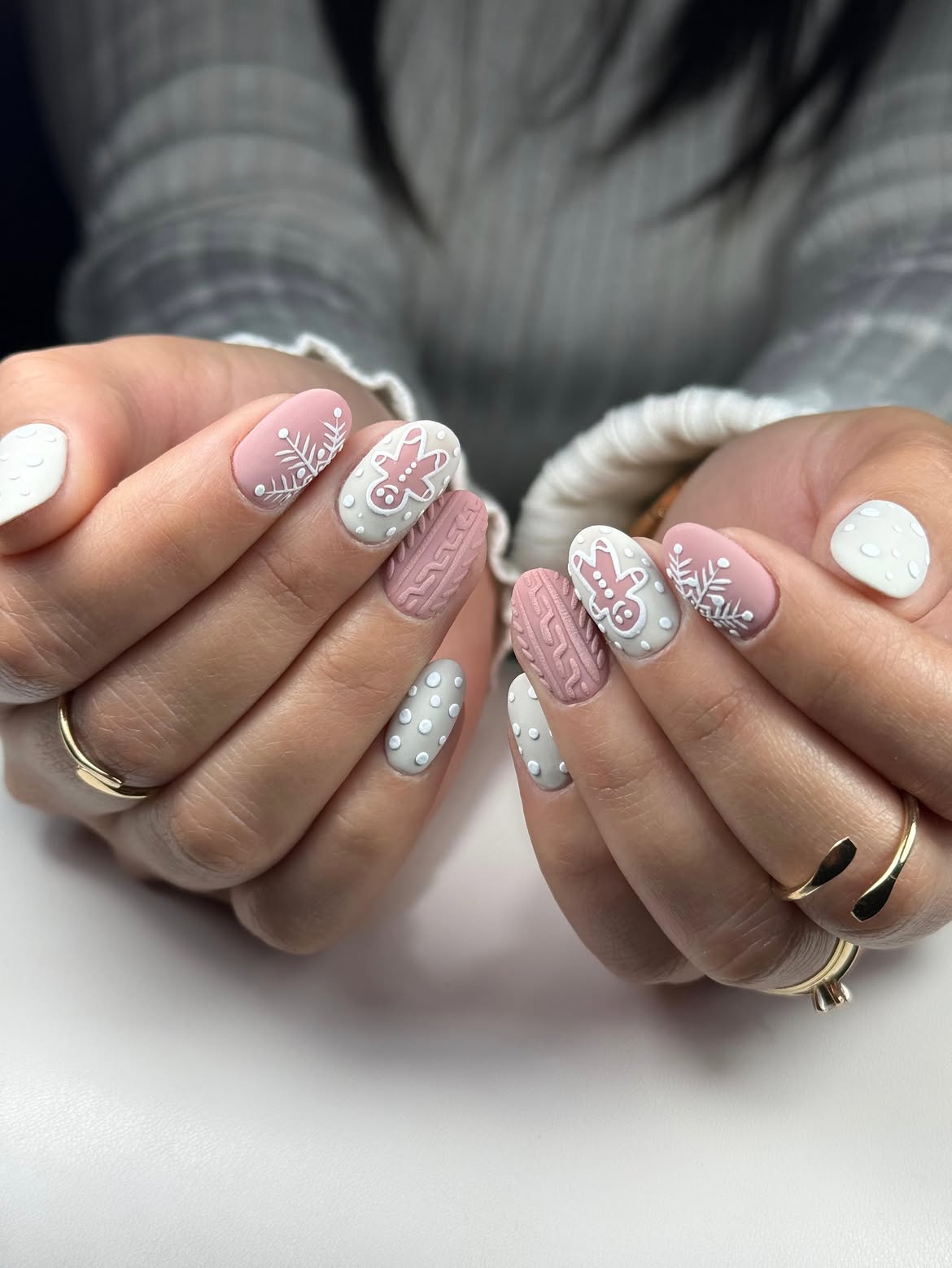 Cozy Gingerbread Sweater Nails
