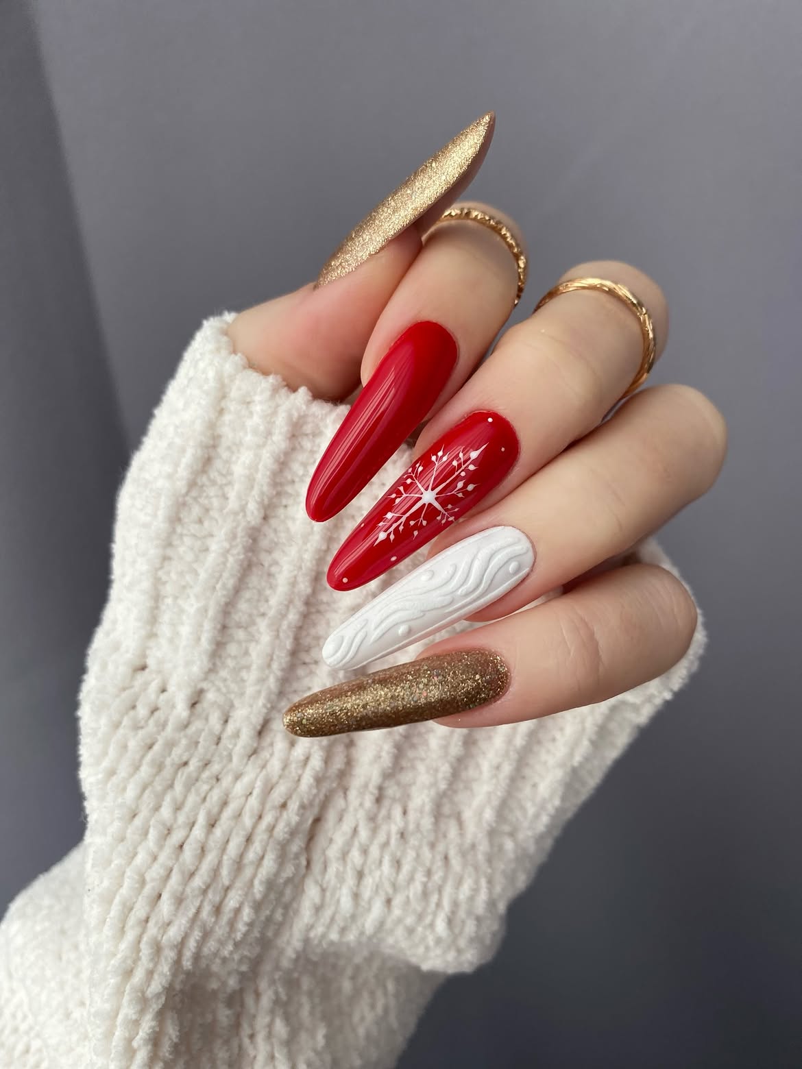 Cozy Snowflake Sweater Gel Nails