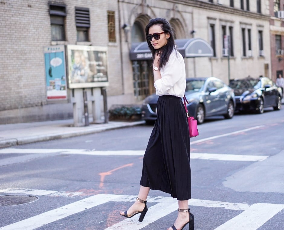 Black Pleated Culottes with White Shirt and Pink Handbag Black Pleated Culottes with White Shirt and Pink Handbag — Culottes Outfits