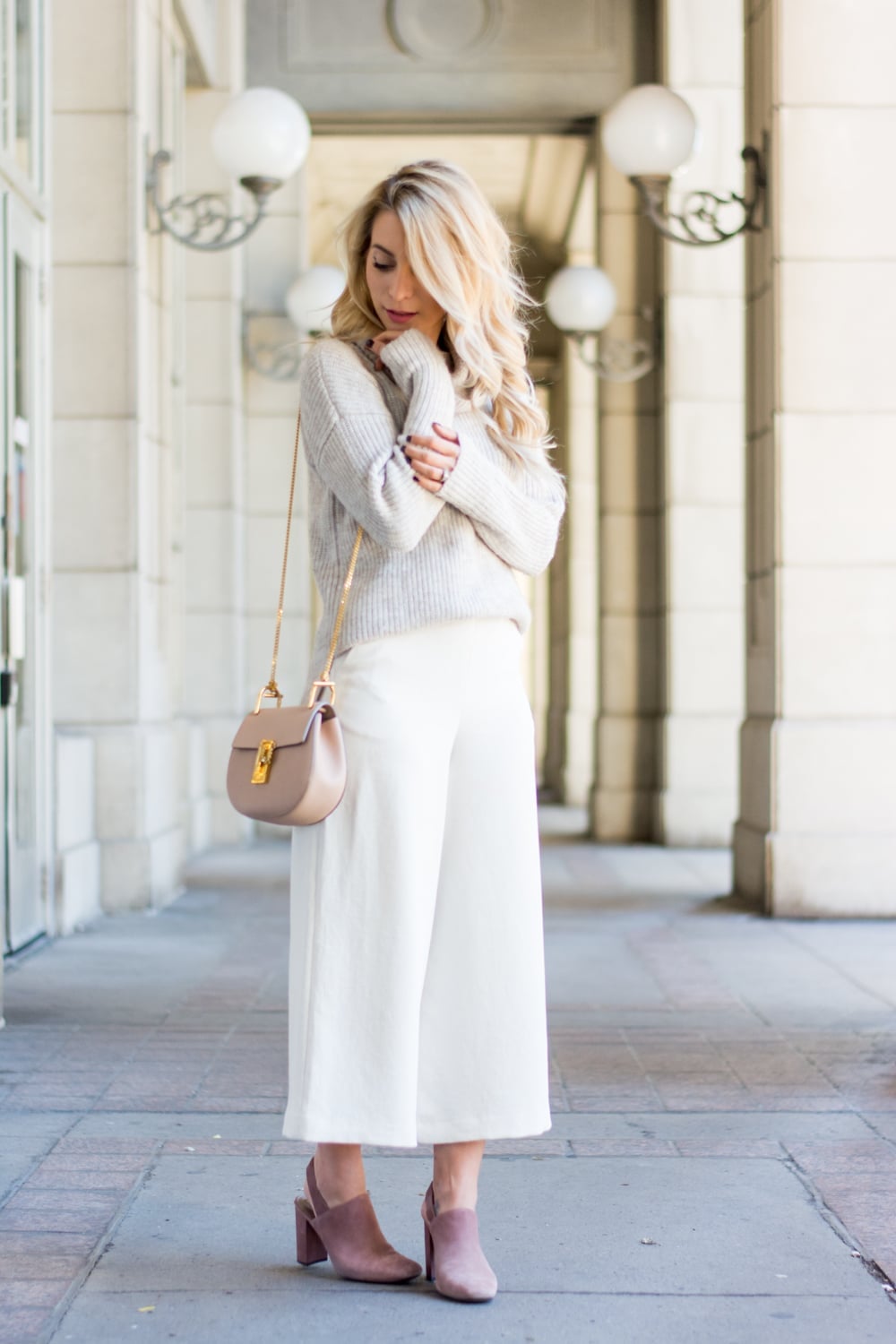 Cropped Denim Culottes with a Floral Blouse and Beige Ankle Boots Cropped Denim Culottes with a Floral Blouse and Beige Ankle Boots — Culottes Outfits