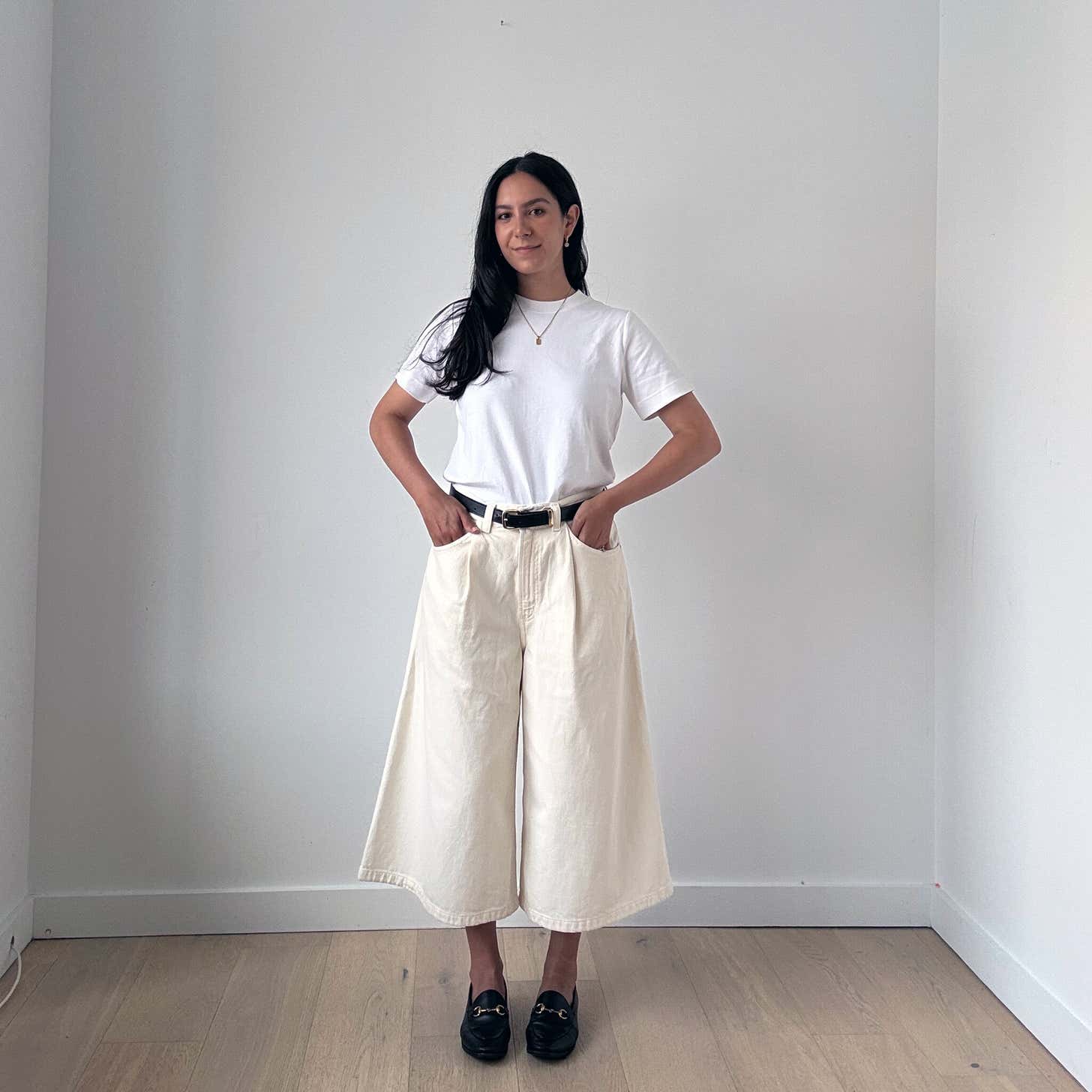 Cream Wide-Leg Culottes with White T-Shirt and Black Loafers Cream Wide-Leg Culottes with White T-Shirt and Black Loafers — Culottes Outfits