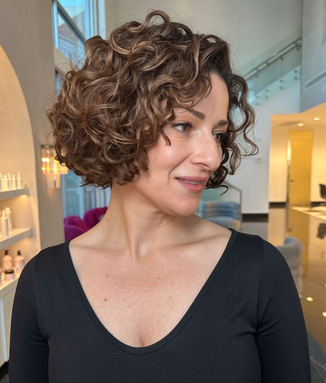 Collarbone Wavy Bob With Medium Brown Highlights Collarbone Wavy Bob With Medium Brown Highlights — Curly Bob Hairstyles