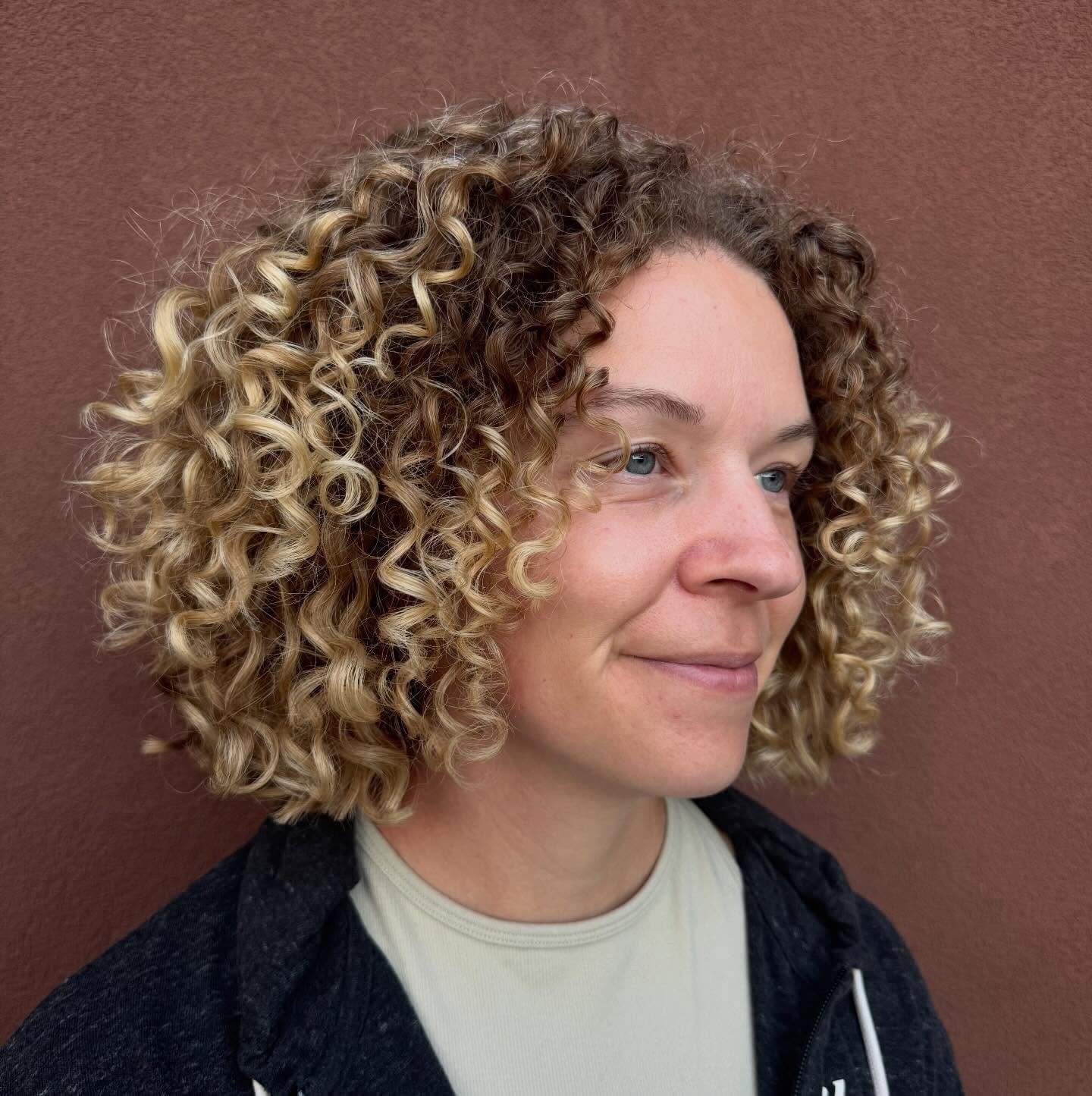 Collarbone Curly Bob Blonde Balayage With Air Dried Collarbone Curly Bob Blonde Balayage With Air Dried — Curly Bob Hairstyles