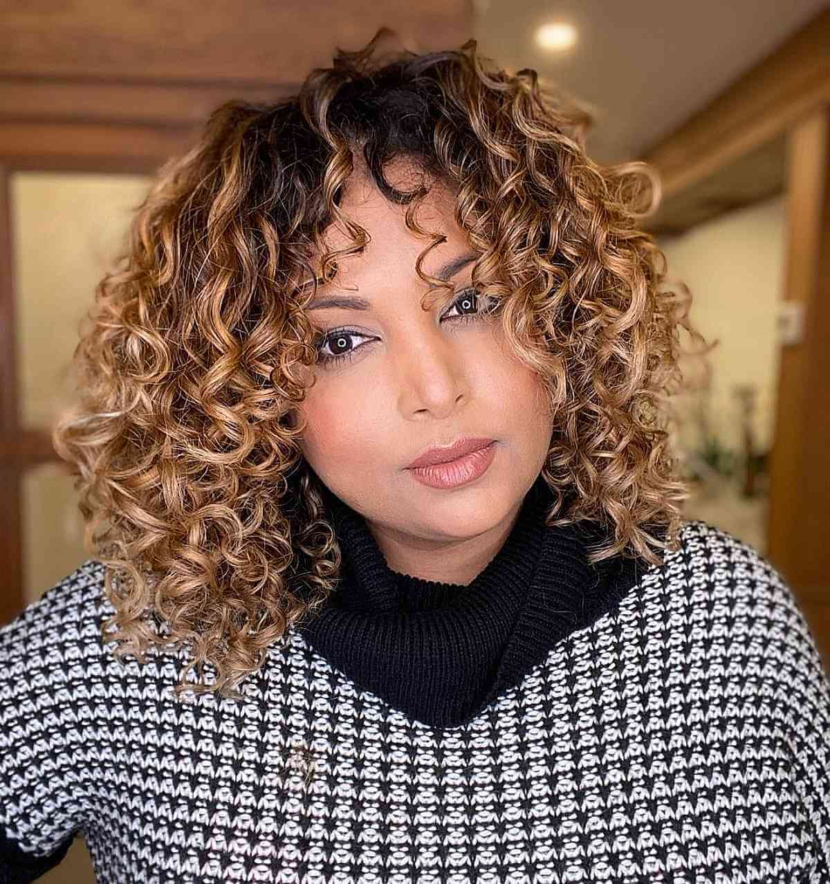 Collarbone Curly Bob Honey Blonde Highlights, Middle Collarbone Curly Bob Honey Blonde Highlights, Middle — Curly Bob Hairstyles
